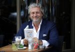 Amsterdam 25 juni 2015
Mark Teurlings met zijn boek op terras bij v Dam