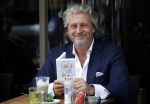 Amsterdam 25 juni 2015
Mark Teurlings met zijn boek op terras bij v Dam