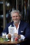 Amsterdam 25 juni 2015
Mark Teurlings met zijn boek op terras bij v Dam