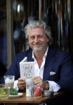 Amsterdam 25 juni 2015
Mark Teurlings met zijn boek op terras bij v Dam