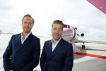 Schiphol OOst 18 juni 2015
Presentatie cast the bodyguard met in de hoofdrollen Romy Monteiro Carolina Dijkhuizen Mark v Eeuwen en Dave Mantel. Albert Verlinde is de producent namens Stage entertainment.
Ze arriveren in het nieuwe prive vliegtuig van John de Mol op schiphol OOst