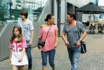 Amsterdam 5 juli 2015
Martijn Krabbe en zijn vriendin Noi Pakon gaan met kinderen naar de bioscoop.
