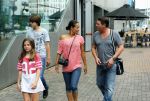 Amsterdam 5 juli 2015
Martijn Krabbe en zijn vriendin Noi Pakon gaan met kinderen naar de bioscoop.