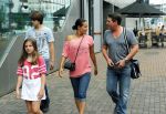 Amsterdam 5 juli 2015
Martijn Krabbe en zijn vriendin Noi Pakon gaan met kinderen naar de bioscoop.
