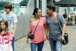 Amsterdam 5 juli 2015
Martijn Krabbe en zijn vriendin Noi Pakon gaan met kinderen naar de bioscoop.