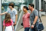 Amsterdam 5 juli 2015
Martijn Krabbe en zijn vriendin Noi Pakon gaan met kinderen naar de bioscoop.