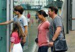 Amsterdam 5 juli 2015
Martijn Krabbe en zijn vriendin Noi Pakon gaan met kinderen naar de bioscoop.