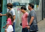 Amsterdam 5 juli 2015
Martijn Krabbe en zijn vriendin Noi Pakon gaan met kinderen naar de bioscoop.