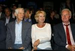 Amsterdam 19 juni 2015
Joop v d Ende geeft persconferentie dat hij 60% van Stage entertainment heeft verkocht aan CVC Capital. Jannine v d Ende is natuurlijk aanwezig. Simone Kleinsma Guus Verstraete Andre v Duin en Martin en Martine Bijl en Berend Boudewijn zijn er ook