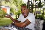 ibiza 7 augustus 2015
Maurice Mobetie (Momo) de ex vriend van Sylvie Meis wordt geintervieuwd voor het duitse blad Gala in zijn club Cavalli ibiza