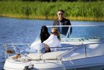 Weesp 16 juni 2015Jurgen Smit en Milika Peterzon en hond romatisch op de vecht aan het varen met hun boot.