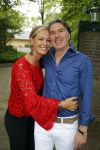 Blaricum 14 juni 2015
Rene Froger heeft een surprise feestje voor zijn vrouw Natasja georganiseerd voor haar 50e verjaardag. Het feest vindt plaats in de tuin van hun huis. Mirian van Kampen met vriend