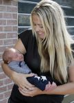 Volendam 13 augustus 2015
Monique Smit met vriend Martijn Molleman en hun pas geboren zoonje Noah.