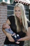 Volendam 13 augustus 2015
Monique Smit met vriend Martijn Molleman en hun pas geboren zoonje Noah.