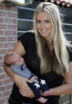 Volendam 13 augustus 2015
Monique Smit met vriend Martijn Molleman en hun pas geboren zoonje Noah.