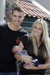 Volendam 13 augustus 2015
Monique Smit met vriend Martijn Molleman en hun pas geboren zoonje Noah.