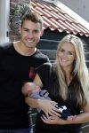 Volendam 13 augustus 2015
Monique Smit met vriend Martijn Molleman en hun pas geboren zoonje Noah.