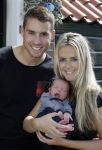 Volendam 13 augustus 2015
Monique Smit met vriend Martijn Molleman en hun pas geboren zoonje Noah.