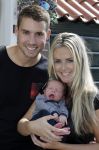 Volendam 13 augustus 2015
Monique Smit met vriend Martijn Molleman en hun pas geboren zoonje Noah.