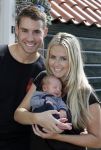 Volendam 13 augustus 2015
Monique Smit met vriend Martijn Molleman en hun pas geboren zoonje Noah.