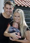 Volendam 13 augustus 2015
Monique Smit met vriend Martijn Molleman en hun pas geboren zoonje Noah.