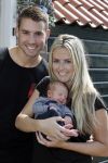 Volendam 13 augustus 2015
Monique Smit met vriend Martijn Molleman en hun pas geboren zoonje Noah.
