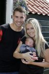 Volendam 13 augustus 2015
Monique Smit met vriend Martijn Molleman en hun pas geboren zoonje Noah.