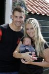 Volendam 13 augustus 2015
Monique Smit met vriend Martijn Molleman en hun pas geboren zoonje Noah.