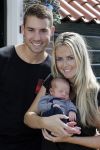 Volendam 13 augustus 2015
Monique Smit met vriend Martijn Molleman en hun pas geboren zoonje Noah.