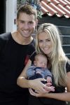 Volendam 13 augustus 2015
Monique Smit met vriend Martijn Molleman en hun pas geboren zoonje Noah.