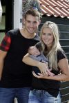 Volendam 13 augustus 2015
Monique Smit met vriend Martijn Molleman en hun pas geboren zoonje Noah.