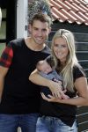 Volendam 13 augustus 2015
Monique Smit met vriend Martijn Molleman en hun pas geboren zoonje Noah.