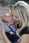 Volendam 13 augustus 2015
Monique Smit met vriend Martijn Molleman en hun pas geboren zoonje Noah.