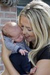 Volendam 13 augustus 2015
Monique Smit met vriend Martijn Molleman en hun pas geboren zoonje Noah.