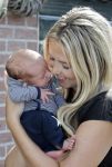 Volendam 13 augustus 2015
Monique Smit met vriend Martijn Molleman en hun pas geboren zoonje Noah.