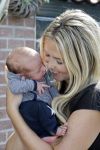 Volendam 13 augustus 2015
Monique Smit met vriend Martijn Molleman en hun pas geboren zoonje Noah.