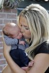 Volendam 13 augustus 2015
Monique Smit met vriend Martijn Molleman en hun pas geboren zoonje Noah.