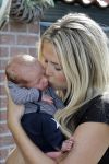 Volendam 13 augustus 2015
Monique Smit met vriend Martijn Molleman en hun pas geboren zoonje Noah.