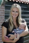 Volendam 13 augustus 2015
Monique Smit met vriend Martijn Molleman en hun pas geboren zoonje Noah.