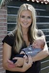 Volendam 13 augustus 2015
Monique Smit met vriend Martijn Molleman en hun pas geboren zoonje Noah.