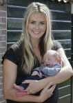 Volendam 13 augustus 2015
Monique Smit met vriend Martijn Molleman en hun pas geboren zoonje Noah.