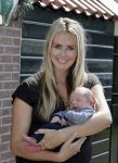 Volendam 13 augustus 2015
Monique Smit met vriend Martijn Molleman en hun pas geboren zoonje Noah.