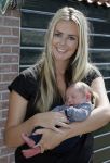 Volendam 13 augustus 2015
Monique Smit met vriend Martijn Molleman en hun pas geboren zoonje Noah.