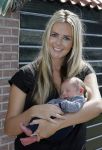 Volendam 13 augustus 2015
Monique Smit met vriend Martijn Molleman en hun pas geboren zoonje Noah.