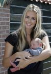 Volendam 13 augustus 2015
Monique Smit met vriend Martijn Molleman en hun pas geboren zoonje Noah.