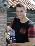 Volendam 13 augustus 2015
Monique Smit met vriend Martijn Molleman en hun pas geboren zoonje Noah.