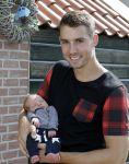 Volendam 13 augustus 2015
Monique Smit met vriend Martijn Molleman en hun pas geboren zoonje Noah.