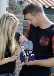 Volendam 13 augustus 2015
Monique Smit met vriend Martijn Molleman en hun pas geboren zoonje Noah.