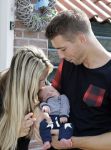 Volendam 13 augustus 2015
Monique Smit met vriend Martijn Molleman en hun pas geboren zoonje Noah.