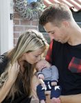 Volendam 13 augustus 2015
Monique Smit met vriend Martijn Molleman en hun pas geboren zoonje Noah.